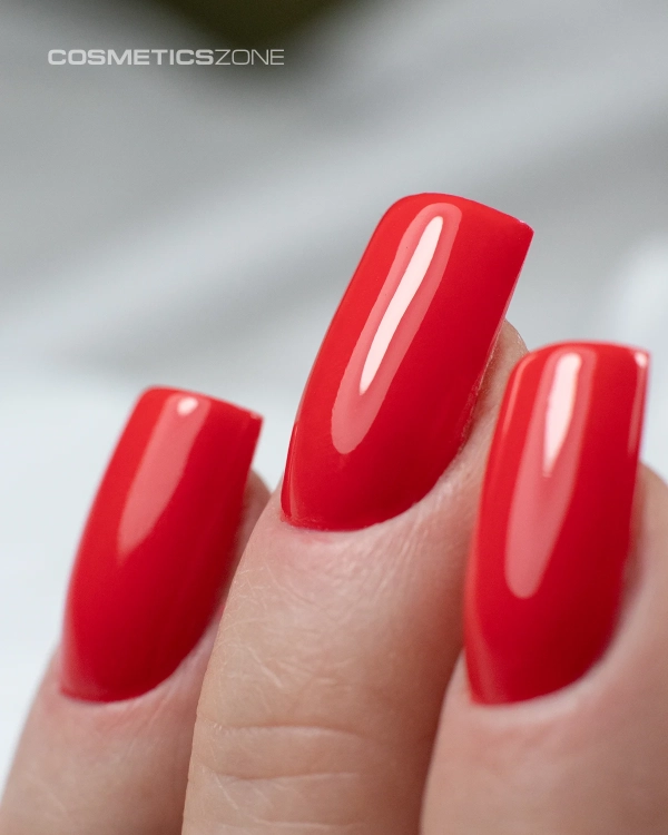 Manicure-hybrydowy.-Paznokcie-pomalowane-lakierem-hybrydowym-hipoalegicznym-w-kolorze-neonowy-czerwony.webp
