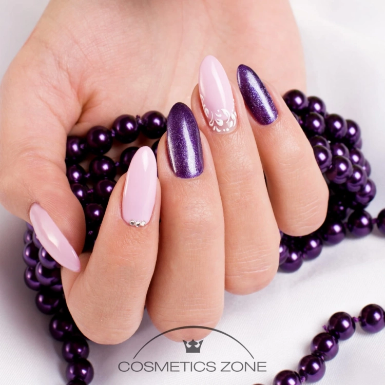 Manicure-wykonany-z-wykorzystaniem-fioletowego-metalicznego-lakieru-hybrydowego.webp