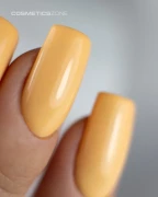 Manicure-hybrydowy.-Paznokcie-pomalowane-lakierem-hybrydowym-hipoalergicznym-w-kolorze-jasnym-pomaranczowym.webp