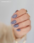 Manicure-hybrydowy.-Paznokcie-pomalowane-lakierem-hybrydowym-hipoalergicznym-w-kolorze-szarym.webp