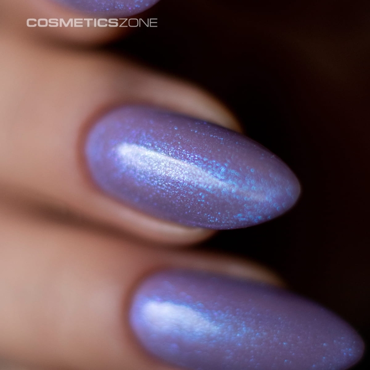Manicure-wykonany-lakierem-hybrydowym-hipoalergicznym-w-kolorze-metalicznym-chlodnym-fiolecie-Royal-Twinkle-236.webp