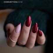 Manicure-wykonany-lakierem-hybrydowym-hipoalergicznym-w-kolorze-metalicznym-czerwonym-Satin-Red-A013 (1).webp