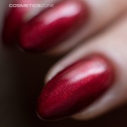 Manicure-wykonany-lakierem-hybrydowym-hipoalergicznym-w-kolorze-metalicznym-czerwonym-Satin-Red-A013.webp