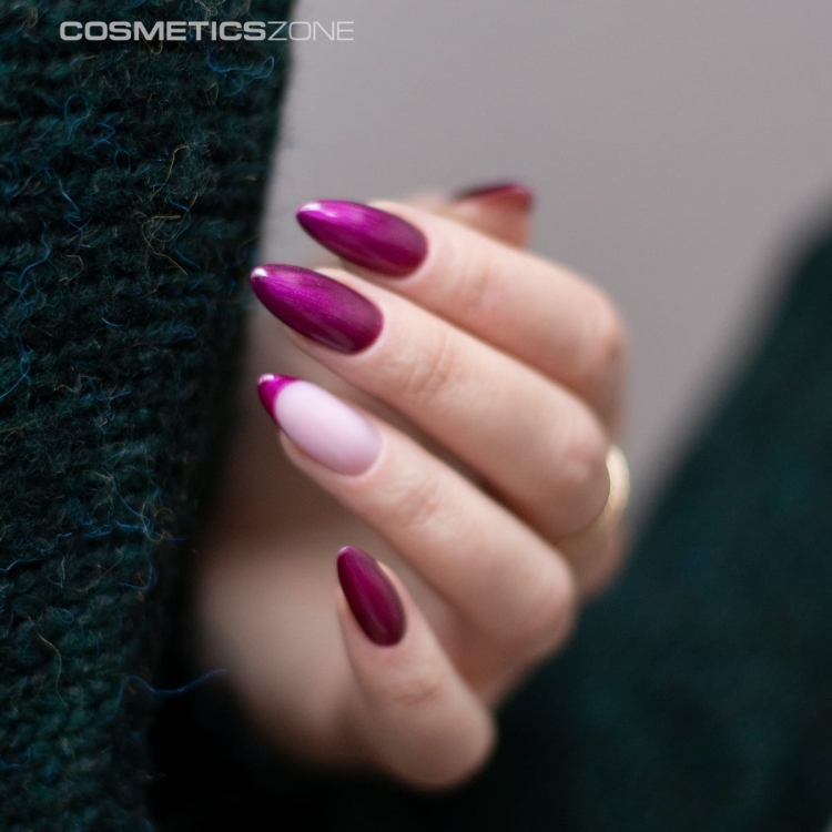 Manicure-wykonany-lakierem-hybrydowym-hipoalergicznym-w-kolorze-metalicznym-fioletowym-Purple-Glory-A012 (1).webp