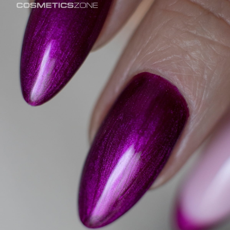 Manicure-wykonany-lakierem-hybrydowym-hipoalergicznym-w-kolorze-metalicznym-fioletowym-Purple-Glory-A012.webp
