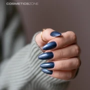 Manicure-wykonany-lakierem-hybrydowym-hipoalergicznym-w-kolorze-metalicznym-granatowym-Night-Shine-A014 (1).webp