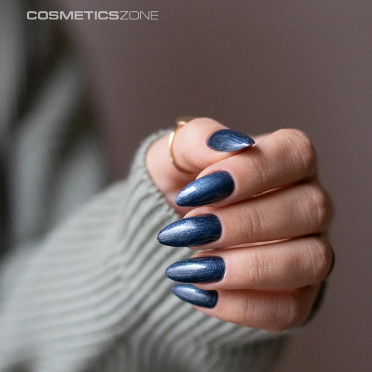 Manicure-wykonany-lakierem-hybrydowym-hipoalergicznym-w-kolorze-metalicznym-granatowym-Night-Shine-A014 (1).webp