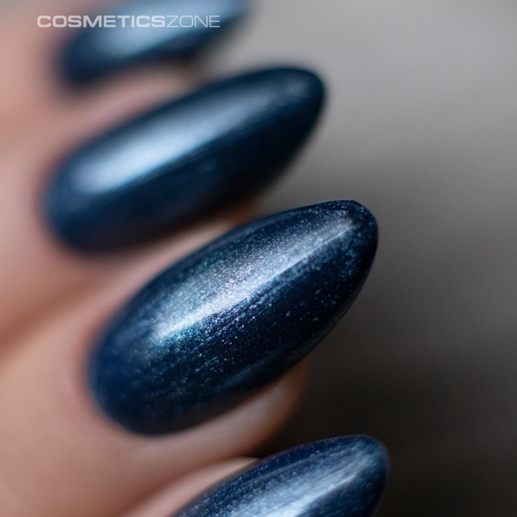 Manicure-wykonany-lakierem-hybrydowym-hipoalergicznym-w-kolorze-metalicznym-granatowym-Night-Shine-A014.webp