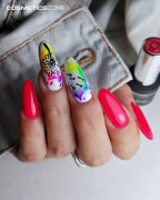 Manicure-hybrydowy.-Paznkcie-pomalowane-lakierem-hybrydowym-w-kolorze-neonowy-koralowy-czerwony.-Wykonanie-agnese_nailart.webp