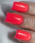 Manicure-hybrydowy.-Paznokcie-pomalowane-lakierem-hybrydowym-hipoalergicznym-w-kolorze-koralowy-czerwony.webp