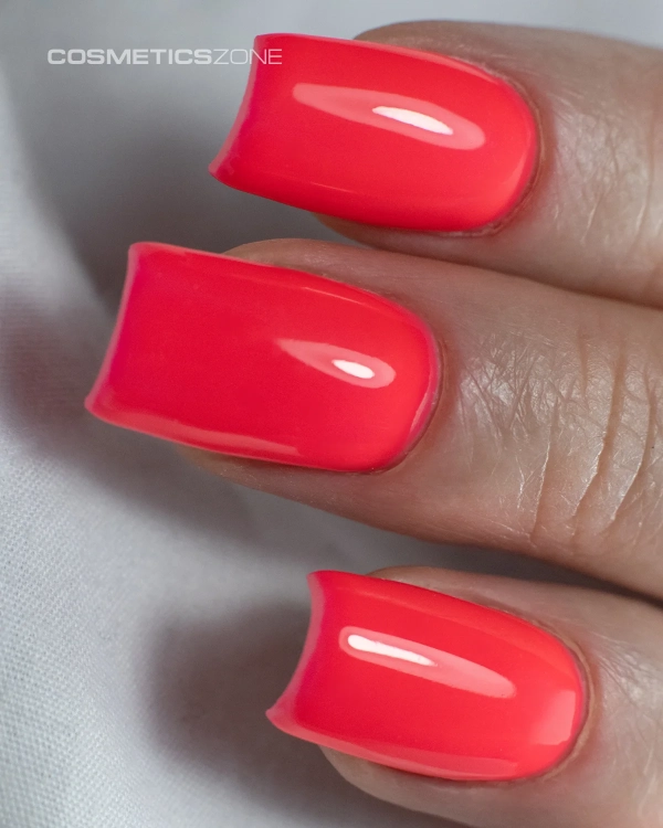 Manicure-hybrydowy.-Paznokcie-pomalowane-lakierem-hybrydowym-hipoalergicznym-w-kolorze-koralowy-czerwony.webp
