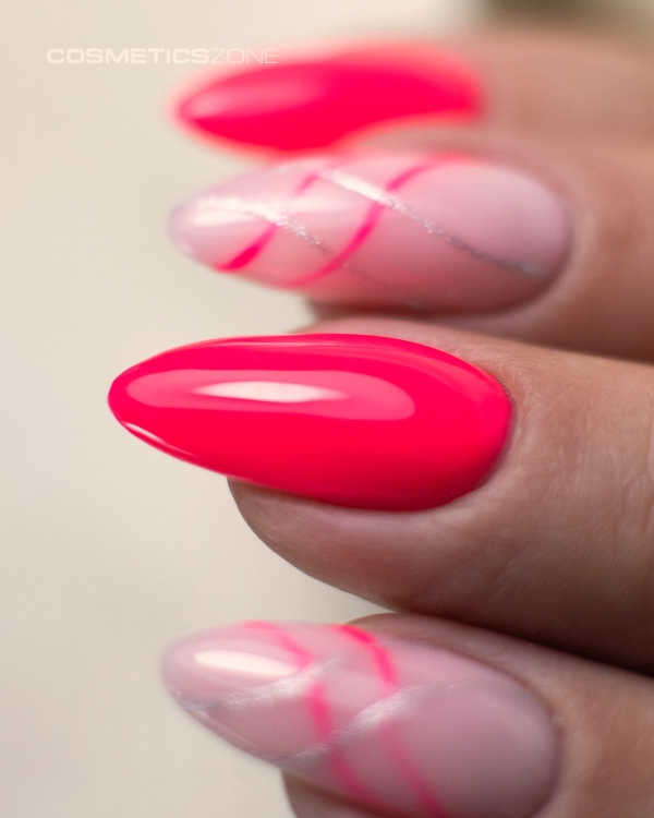 Manicure-hybrydowy.-Paznokcie-pomalowane-lakierem-hybrydowym-w-kolorze-neonowego-rozu.webp