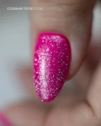 Manicure-hybrydowy.-Paznokcie-pomalowane-lakierem-hybrydowym-hipoalergicznym-w-kolorze-neonowy-ciemny-roz-oraz-topem-z-dobinkami-G.webp