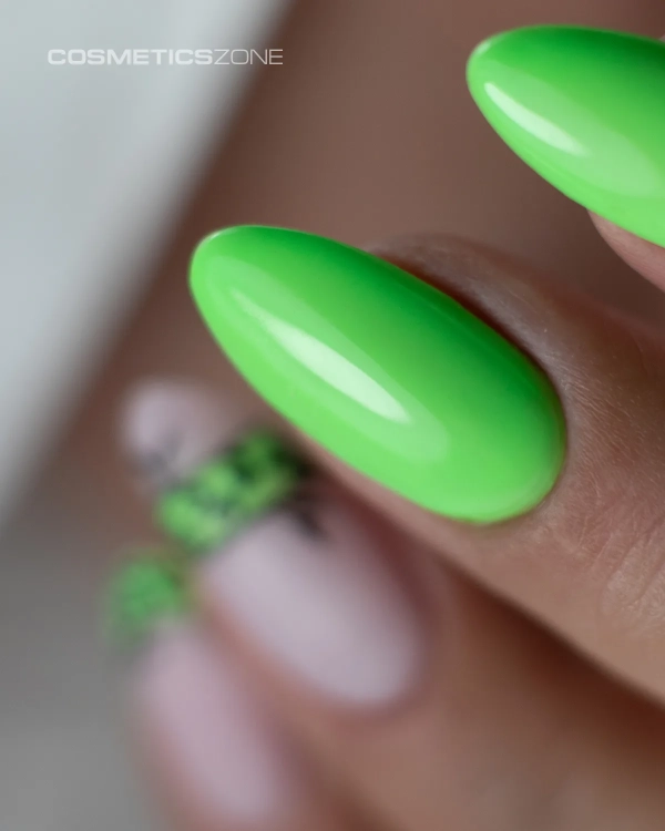 Manicure-hybrydowy.-Paznokcie-pomalowane-lakierem-hybrydowym-hipoalergicznym-w-kolorze-neonowy-zielony.webp
