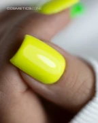 Manicure-hybrydowy.-Paznokcie-pomalowane-lakierem-hybrydowym-hipoalergicznym-neonowym-zoltym.webp