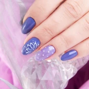 Manicure-wykonany-z-uzyciem-lakieru-hybrydowego-w-kolorze-niebieskim-Hyacinth-216.webp