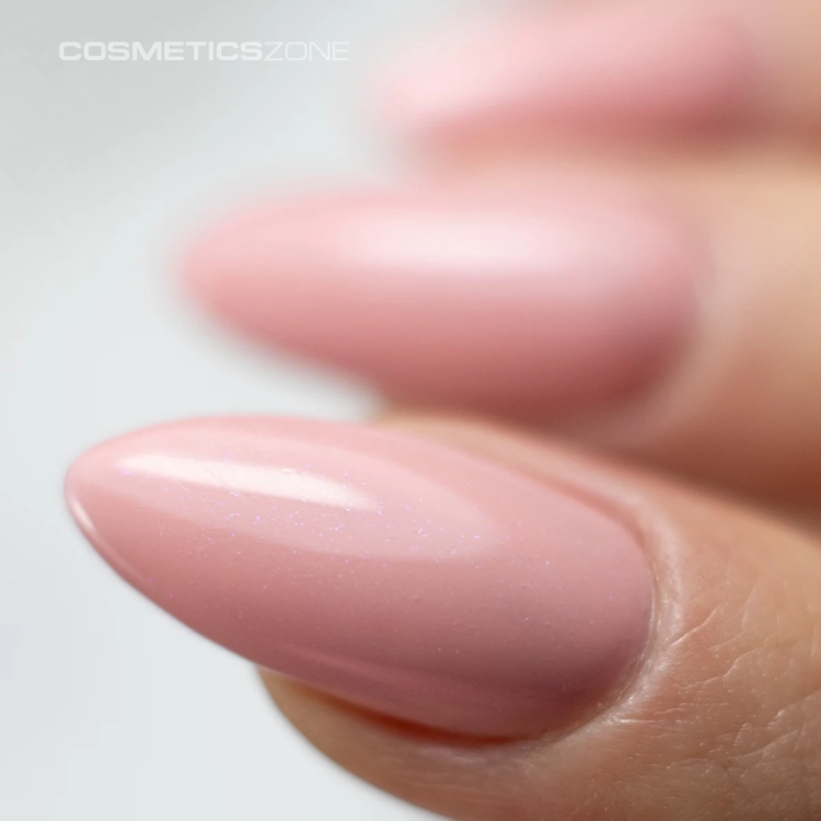 Manicure-hybrydowy.-Paznokcie-pomalowane-lakierem-hybrydowym-hipoalergicznym-w-kolorze-pastelowym-brzoskwiniow.webp
