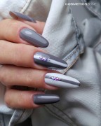 Manicure-hybrydowy.-Paznokcie-pomalowane-lakierem-hybrydowym-hipoalergicznym-w-kolorze-popielaty-szary.-Wykonanie-agnese_nailart.webp