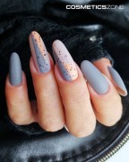 Manicure-hybrydowy.-Paznokcie-pomalowoane-lakierem-hybrydowym-w-kolorze-popielaty-szary.-Wykonanie-agnese_nailartist.webp