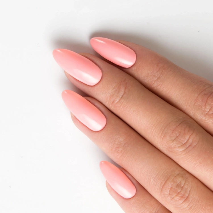 Manicure-hybrydowy.-Paznokcie-pomalowane-lakierem-hybrydowym-hipoalergicznym-w-kolorze-rozowym (2).webp