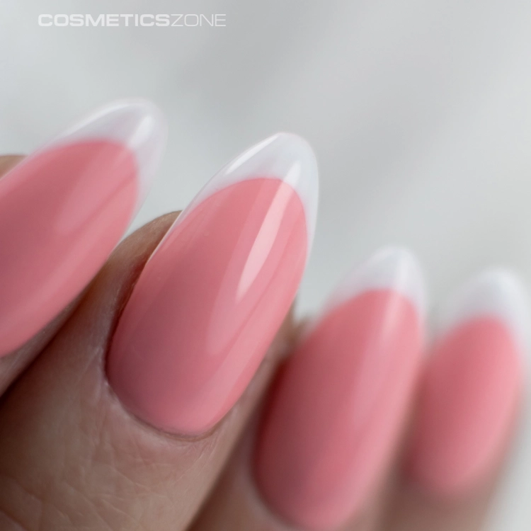 Manicure-hybrydowy.-Paznokcie-pomalowane-lakierem-hybrydowym-hipoalergicznym-w-kolorze-rozowym.webp