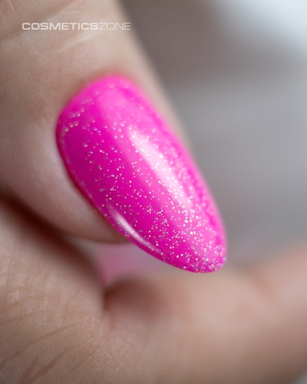 Manicure-hybrydowy.-Paznokciec-pomalowany-lakierem-hybrydowym-w-kolorze-neonowy-rozowy-z-dodatkiem-brokatowego-topu-GlamGlow.webp