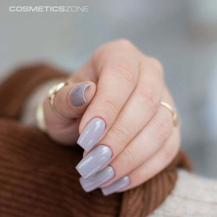 Manicure-hybrydowy.-Paznokcie-pomalowane-lakierem-hybrydowym-w-kolorze-szarym.webp