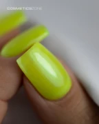 Manicure-hybrydowy.-Paznokcie-pomalowane-lakierem-hybrydowym-hipoalergicznym-w-kolorze-transparentny-zolty-perlowy.webp
