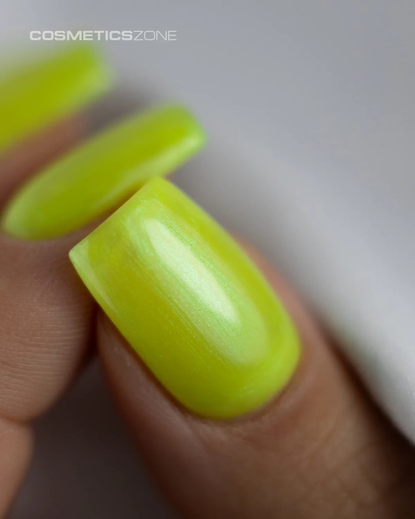 Manicure-hybrydowy.-Paznokcie-pomalowane-lakierem-hybrydowym-hipoalergicznym-w-kolorze-transparentny-zolty-perlowy.webp