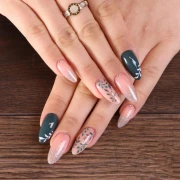 Paznokcie-pomalowane-lakierem-hybrydowym.-Manicure-z-wykorzystaniem-hipoalergicznego-lakieru-hybrydowego-w-kolorze-khaki.webp