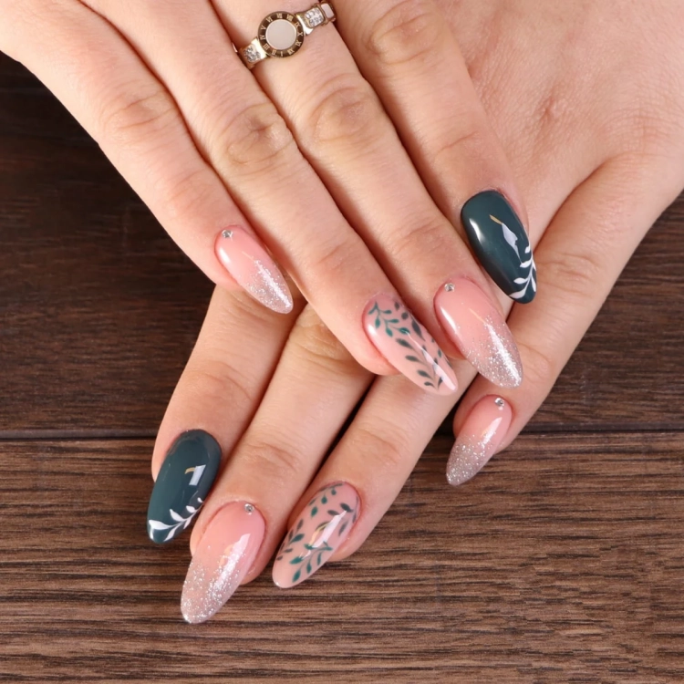 Paznokcie-pomalowane-lakierem-hybrydowym.-Manicure-z-wykorzystaniem-hipoalergicznego-lakieru-hybrydowego-w-kolorze-khaki.webp