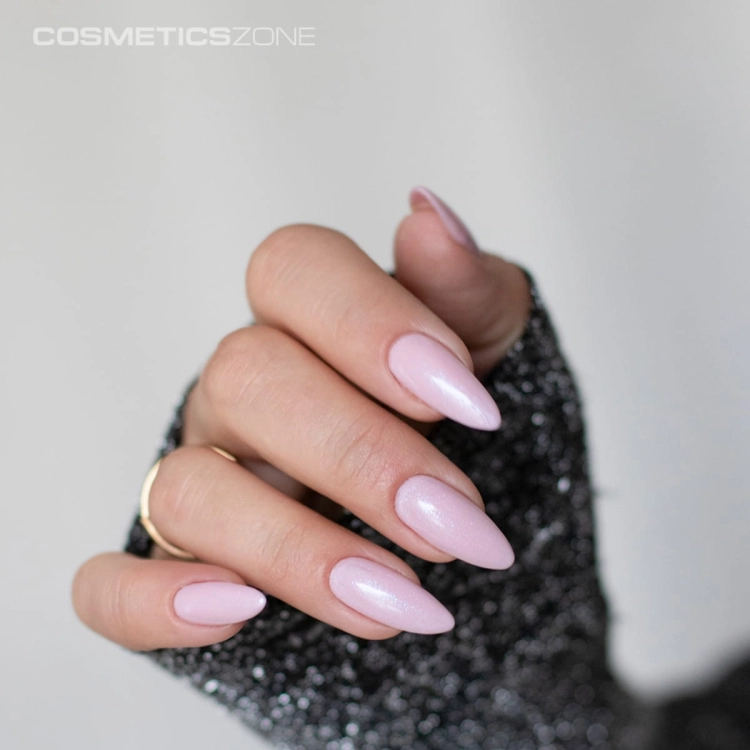 Manicure-hybrydowy.-Paznokcie-pomalowane-lakierem-hybrydowym-hipoalergicznym-w-kolorze-metalicznym-rozowym---Rosy-Delight-26 (1).webp