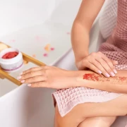 Zmiekczajacy-peeling-solno-cukrowy-z-mocznikiem-i-ekstrak (3).webp