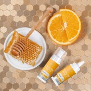 Pharm Foot manuBOOST 15ml serum odżywczo-naprawcze z miodem manuka i mleczkiem pszczelim aranżacja