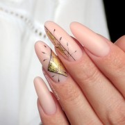 Manicure wykonany brzoskwiniowym żelem budującym Perfect Gel Cover 3 ze zdobieniem