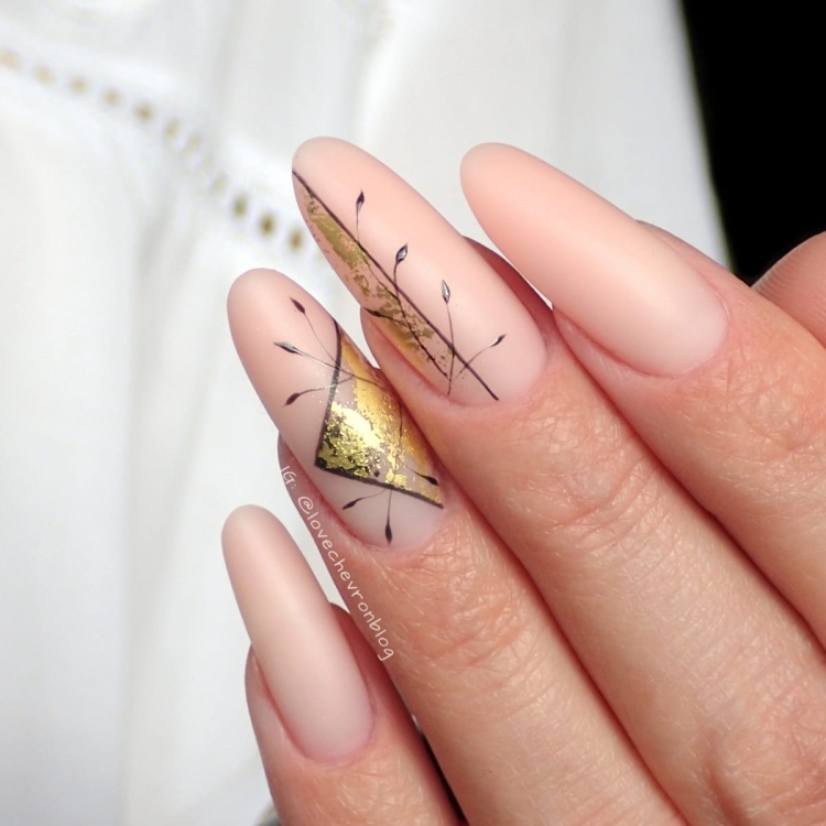 Manicure wykonany brzoskwiniowym żelem budującym Perfect Gel Cover 3 ze zdobieniem