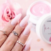 Długie przedłużone paznokcie w odcieniu mlecznego różu wykonane żelem galaretką Ice Jelly