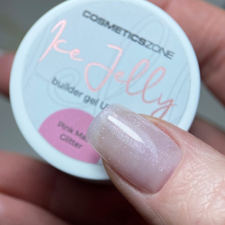 Stylizacja paznokcia żelem brokatowym Ice Jelly Pink Mask Glitter na tle wieczka opakowania Cosmetics Zone