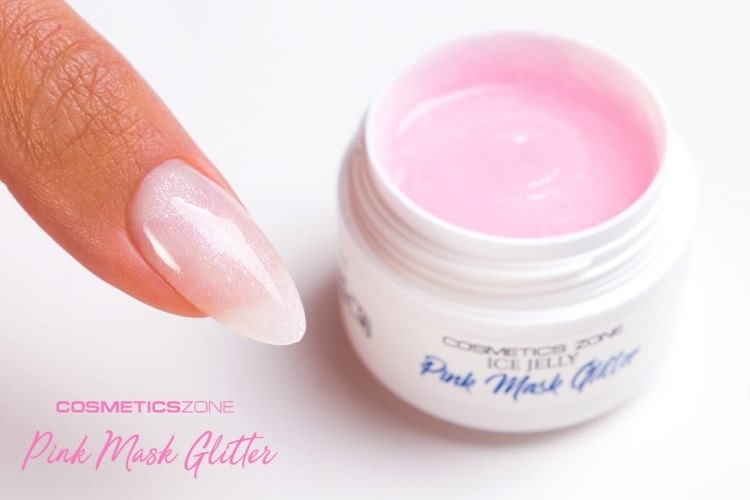 Przedłużony paznokieć mlecznoróżowym żelem z brokatem Pink Mask Glitter obok otwartego słoiczka ICE JELLY