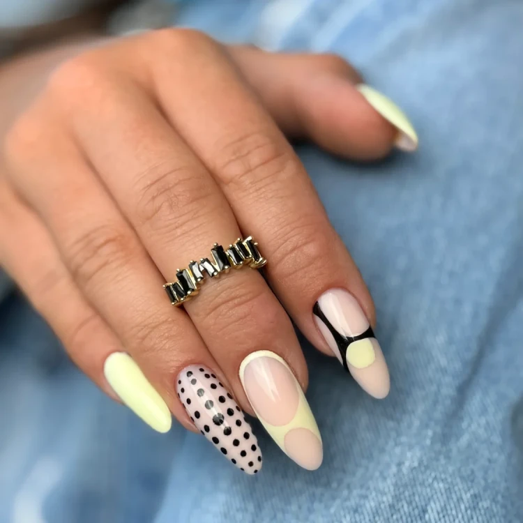 Manicure z pastelowym zdobieniem i kropkami na bazie żelu budującego Nude Speed Builder Gel 09