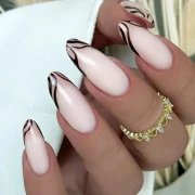 Długie paznokcie w kształcie migdałków ze stylizacją w ciemne linie na żelu Nude Speed Builder Gel 09 Modena Nails