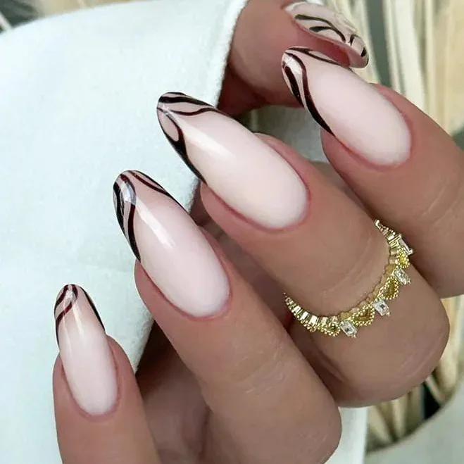 Długie paznokcie w kształcie migdałków ze stylizacją w ciemne linie na żelu Nude Speed Builder Gel 09 Modena Nails
