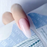 Paznokieć przedłużony na szablonie żelem budującym BluLou Cover Control Three