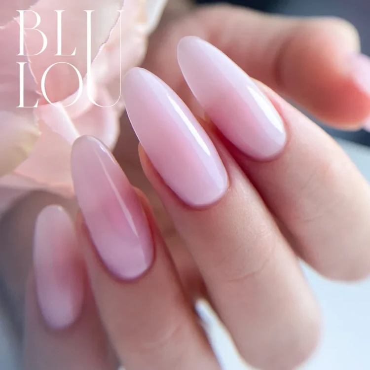 Elegancki manicure w odcieniu delikatnego różu wykonany żelem BluLou Cover Control Three
