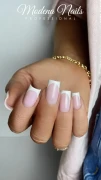 Manicure French z fioletowym zdobieniem kwiatowym na różowej bazie z żelu Cover Pink