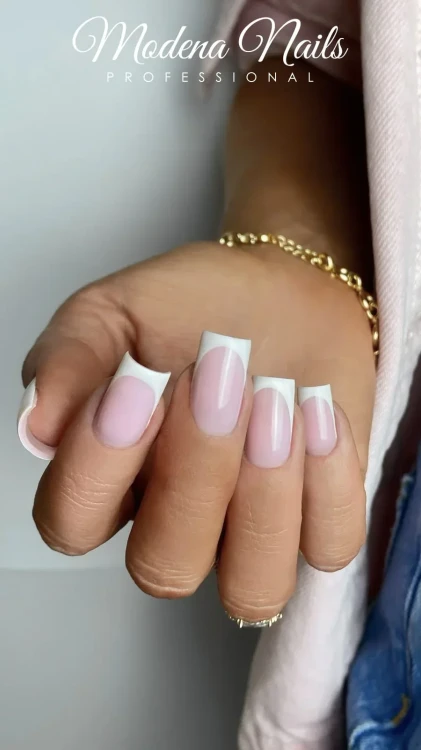 Manicure French z fioletowym zdobieniem kwiatowym na różowej bazie z żelu Cover Pink