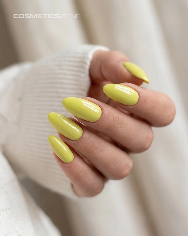 Dlonie-z-manicure-hybrydowym-w-kolorze-A019-Lime-Sorbet--intensywny,-neonowy-odcien-limonki-na-paznokciac.webp
