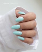 Dlonie-z-manicure-hybrydowym-w-kolorze-A018-Sky-Whisper--pastelowa,-chlodna-mieta-na-paznokciach-o-migdal.webp