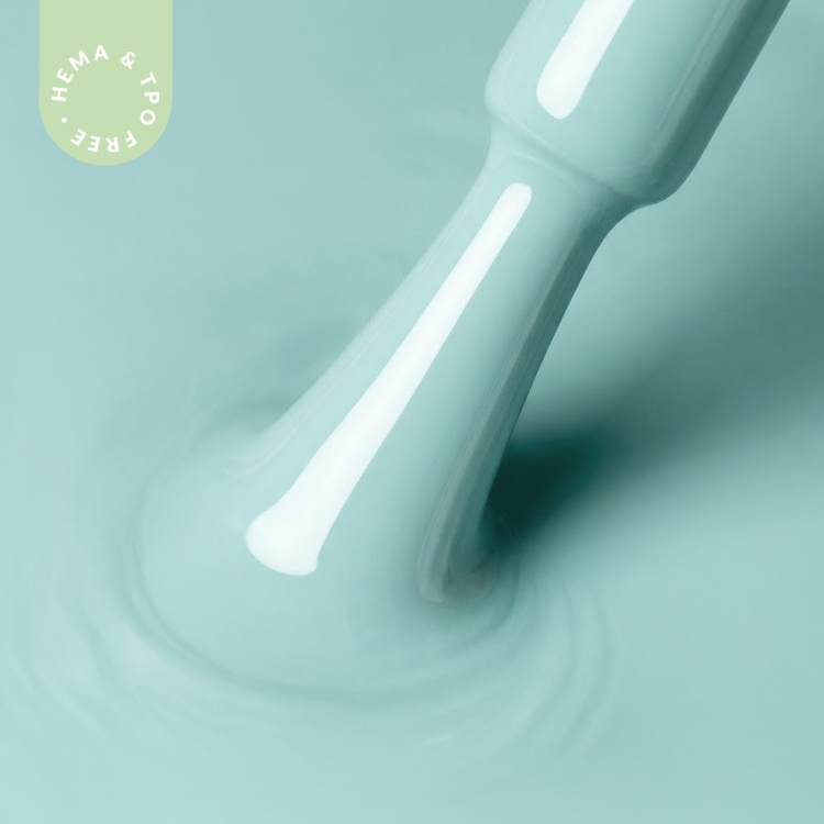 Zblizenie-na-pedzelek-lakieru-hybrydowego-w-odcieniu-A018-Sky-Whisper--pastelowy,-chlodny-seledyn-o-kremowym.webp