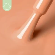 Zblizenie-na-pedzelek-zanurzony-w-lakierze-hybrydowym-A020-Apricot-Glow--cieply,-morelowy-kolor-o-kremowym-wykonczeniu.webp